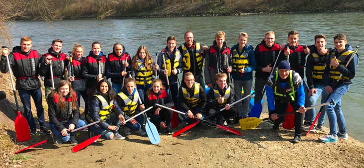 Gruppenfoto der Teilnehmer der Trainingslagers vor einem Fluss