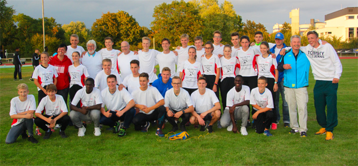 Gruppenfoto aller Mannschaften inklusive der Trainerinen  und Trainer.