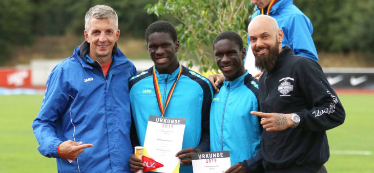 Juan-Esteban und Juan-Sebastian mit ihren Trainern Markus Ehmer und Dominik Johnson