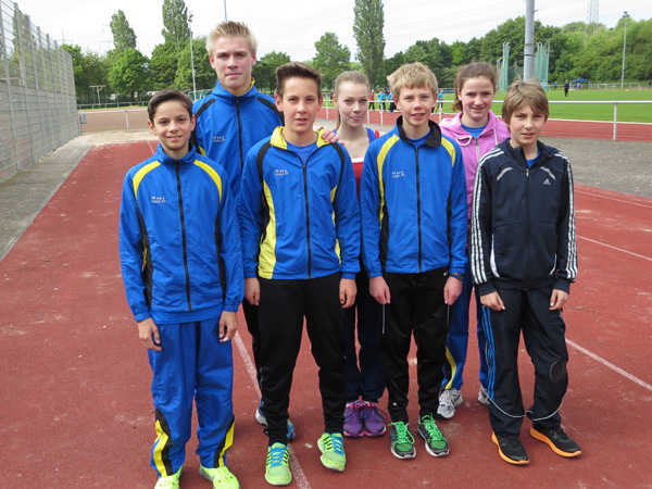 Gruppenfoto der Starterinnen und Starter in Gießen

