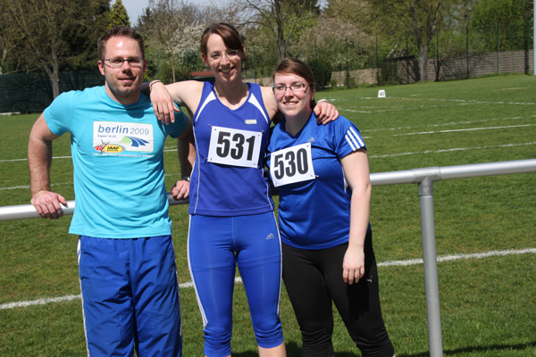 
Stefan Zülch, Katharina Zülch und Angelina Baake beim Saisoneröffnungssportfest in Friedberg<br />


