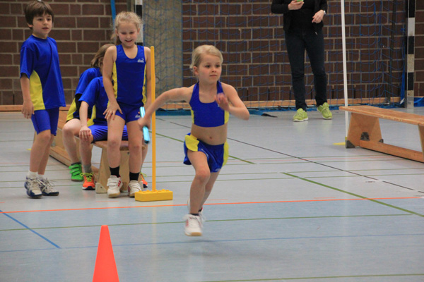 Kinder beim Staffellauf

