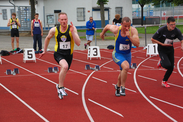 
Drei Athleten kurz nach dem Start des 100 Meter Sprints


