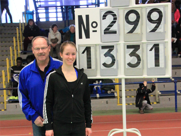 
Helmut Zülch und Meike Burkhardt vor der Anzeigetafel


