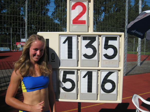 Meike Burkhardt vor der Anzeigetafel

