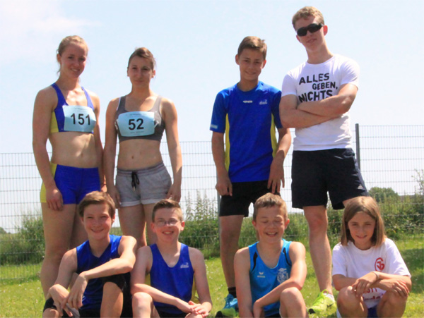 
 
Grupenbild der Gelnhäuser Athleten beim Pfingstsportfest<br />

