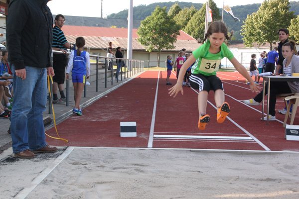 
Ein Mädchen beim Weitsprung


