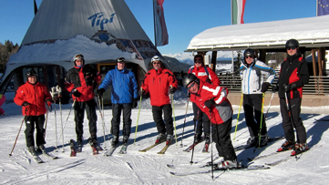 Gruppenfoto der Teilnehmer des Skiurlaubs auf Skiern