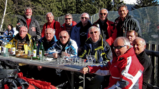 Gruppenfoto der Teilnehmer des Skiurlaubs auf der Terrasse einer Skihütte